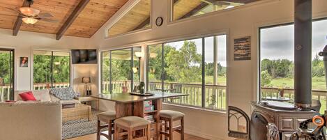 Fernseher, DVD-Player, Bücher, Videothek