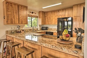 Réfrigérateur, micro-ondes, plaque de cuisson, lave-vaisselle