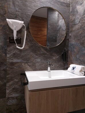 Douche, sèche-cheveux, bidet, serviettes fournies