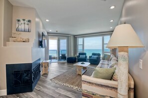 Smart TV, fireplace - 3BR Oceanview, Gated Community & Parking, Elevator (Oceanside)
