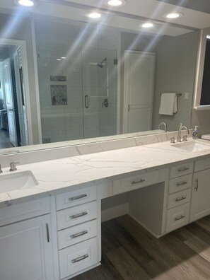 Combined shower/bathtub, hair dryer, towels, soap - On the bay, private pier, private heated pool, close to Kemah (Bacliff)