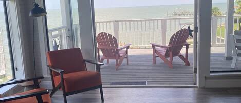 Een smart-tv en een tafeltennistafel