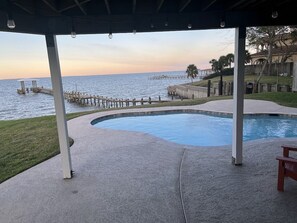 A swimming pool with a view of the ocean and a pier. - On the bay, private pier, private heated pool, close to Kemah (Bacliff)