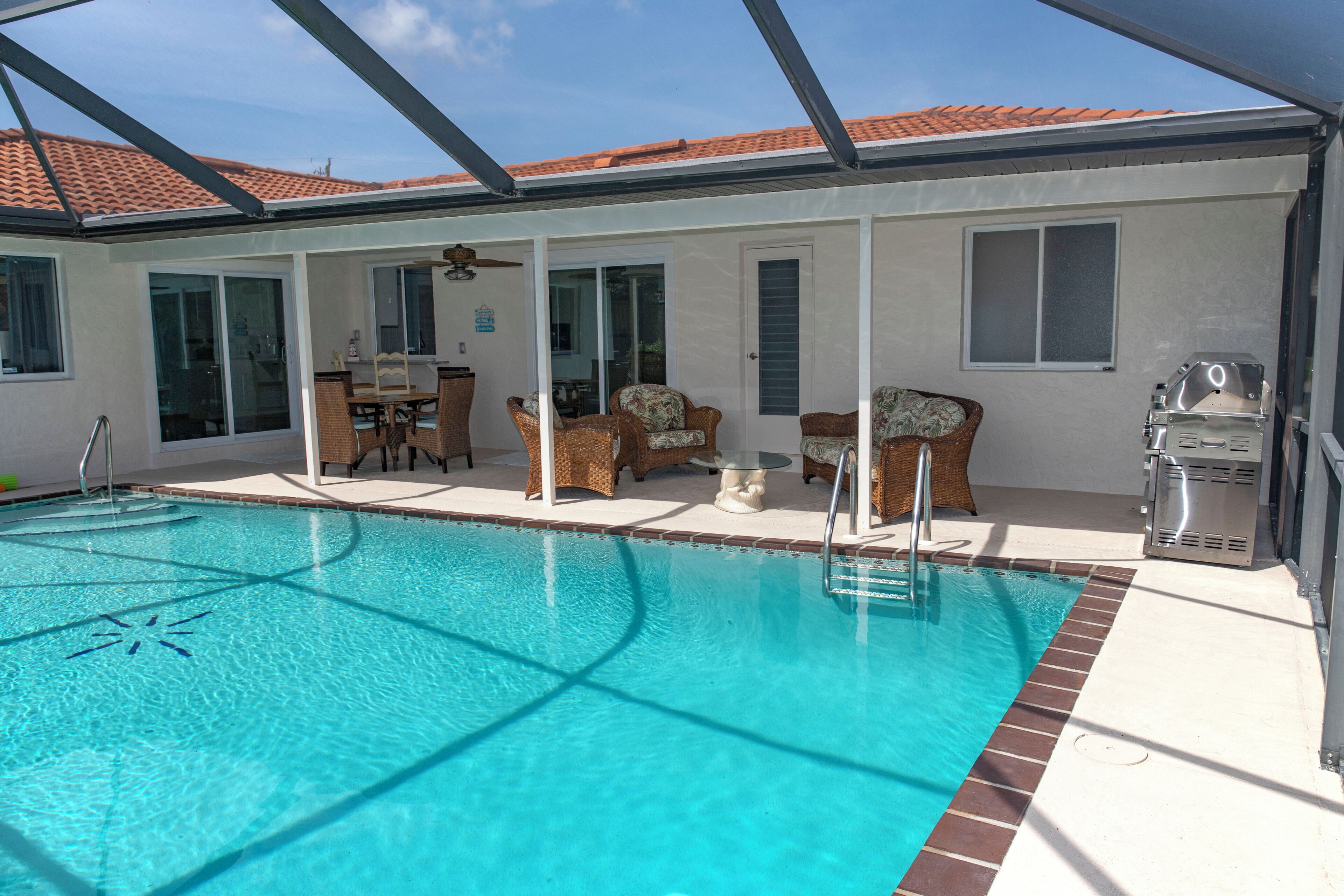 Alberca al aire libre y alberca climatizada