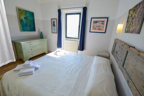6 bedrooms, iron/ironing board, travel cot, free WiFi