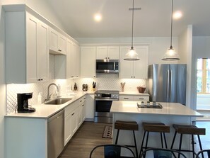 Condo Premium | Bếp riêng | Tủ lạnh, dụng cụ pha cà phê/trà, bàn ăn 