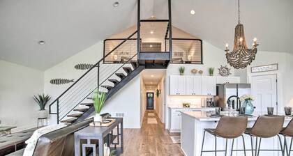 Newly Built Gilletts Lake Gem: Dock & Hot Tub