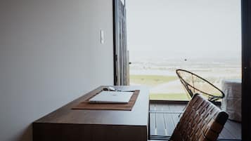 Kamar Deluks | Brankas, meja kerja, ruang kerja ramah laptop, dan setrika/meja setrika