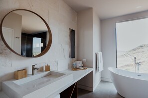 Premier Room | Bathroom | Shower, rainfall showerhead, free toiletries, hair dryer - Casa Anlu (Valle de Guadalupe)