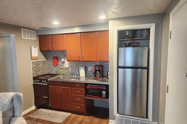 Réfrigérateur, micro-ondes, four, plaque de cuisson