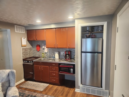 Fridge, microwave, oven, stovetop. Welcoming, Wonderfully Cozy 1 bdrm Apt