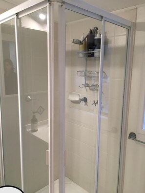 Shower, towels, soap, toilet paper - Moffat Beach Shack Pet Friendly, 450m to cafes and beach (Moffat Beach)