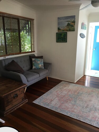 Moffat Beach Shack Pet Friendly, 450m to cafes and beach