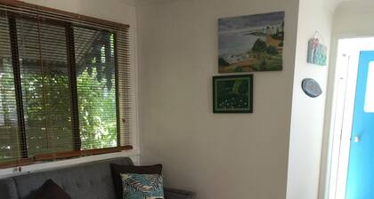 Moffat Beach Shack Pet Friendly, 450m to cafes and beach