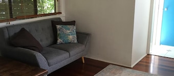 Moffat Beach Shack Pet Friendly, 450m to cafes and beach