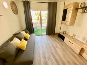 TV - Beach at 400m, Portaventura and Ferrari Land at 1300m. With terrace and swimming pool, (Salou)