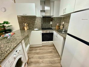 Kühlschrank, Mikrowelle, Ofen, Herdplatte