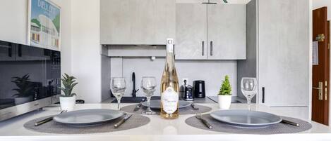 Microonde, tostapane, seggiolone, freezer