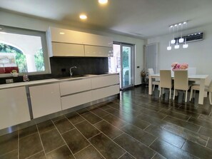 Microwave, oven, dishwasher, toaster - Stunning private villa for 7 people with WIFI, A/C and terrace (Sorico)