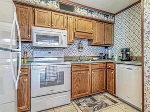 Cookware/dishes/utensils - Retreat by the Sea (Myrtle Beach)