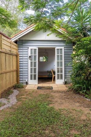 Exterior detail - Banksia Bungalow -100m To Town, 15 Mins To Beach! (Woombye)
