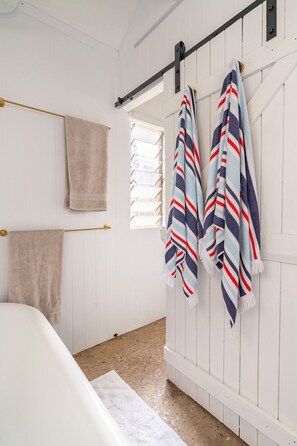 Combined shower/bathtub, towels, soap, toilet paper - Banksia Bungalow -100m To Town, 15 Mins To Beach! (Woombye)