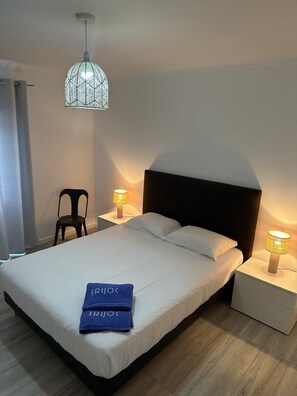 2 sovrum, skrivbord, strykjärn/strykbräda och resesäng