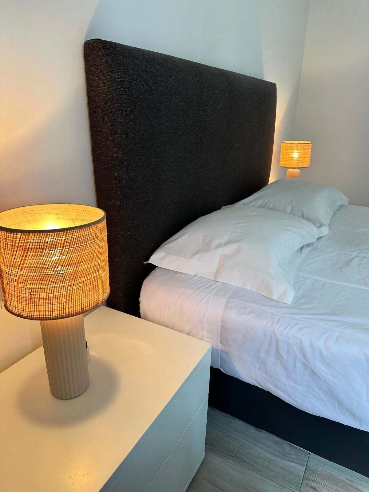 2 habitaciones, escritorio y tabla de planchar con plancha 
