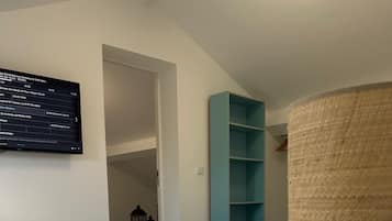 2 Schlafzimmer, Schreibtisch, Bügeleisen/Bügelbrett, Reisekinderbett