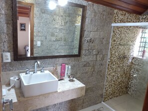 Chuveiro, secador de cabelo, toalhas de banho, sabonete