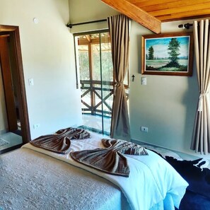 2 quartos, escrivaninha, ferros/tábuas de passar roupa, berço de viagem