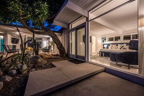 Terrace/patio - Vista Olivera - hillside home in Palm Springs (Palm Springs)