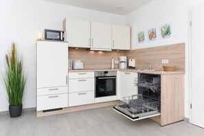 Een koelkast, een magnetron, een oven, een vaatwasser