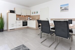 Een koelkast, een magnetron, een oven, een vaatwasser