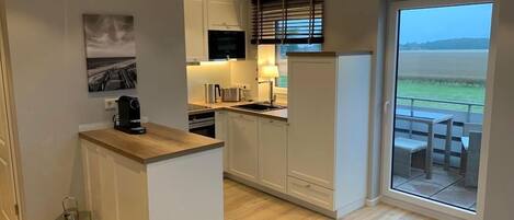 冷蔵庫、電子レンジ、オーブン、コンロ