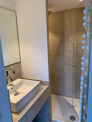 Een douche, een haardroger