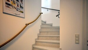A staircase with a rope handrail leading to a landing. - meinStrandhaus - Holiday home "meinStrandhaus" (Neuharlingersiel)