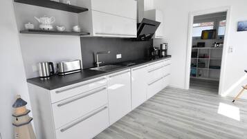 Een koelkast, een magnetron, een oven, een vaatwasser