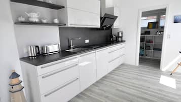 Een koelkast, een magnetron, een oven, een vaatwasser