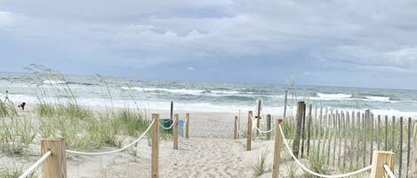 Vlak bij het strand, ligstoelen aan het strand, parasols, strandlakens