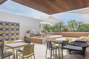Outdoor dining - Stylish Playa del Carmen Apt w/ Rooftop Pool (Playa del Carmen)
