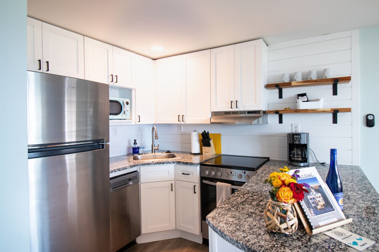 Coffee/tea maker, fridge, microwave, oven