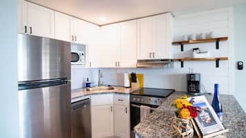 Coffee/tea maker, fridge, microwave, oven