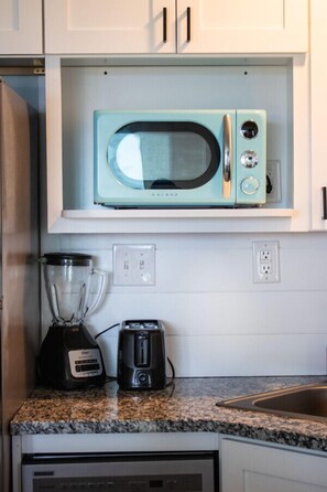 Frigorifero, microonde, forno, piano cottura