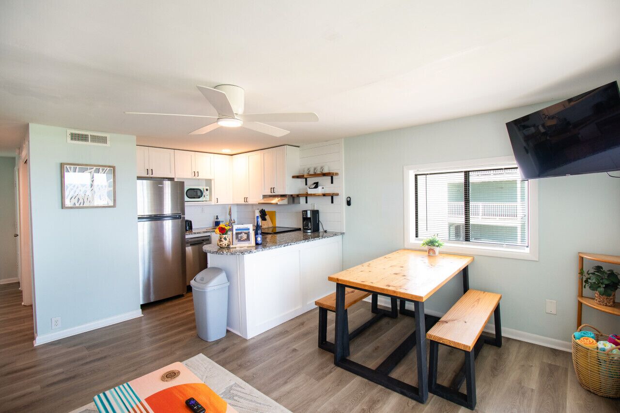 Coffee/tea maker, fridge, microwave, oven