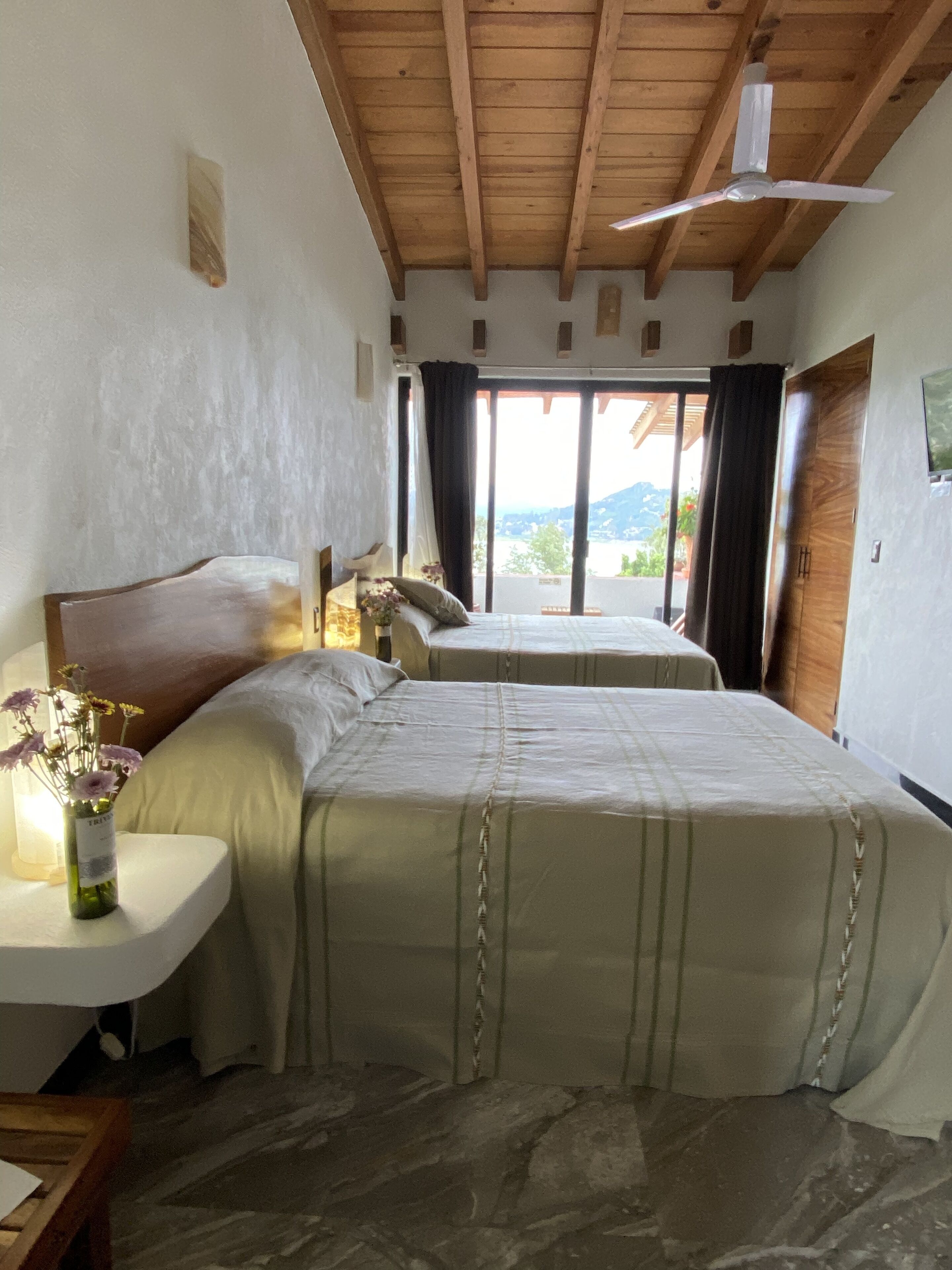 Habitación cuádruple Confort | Caja fuerte, mobiliario individual, cortinas opacas