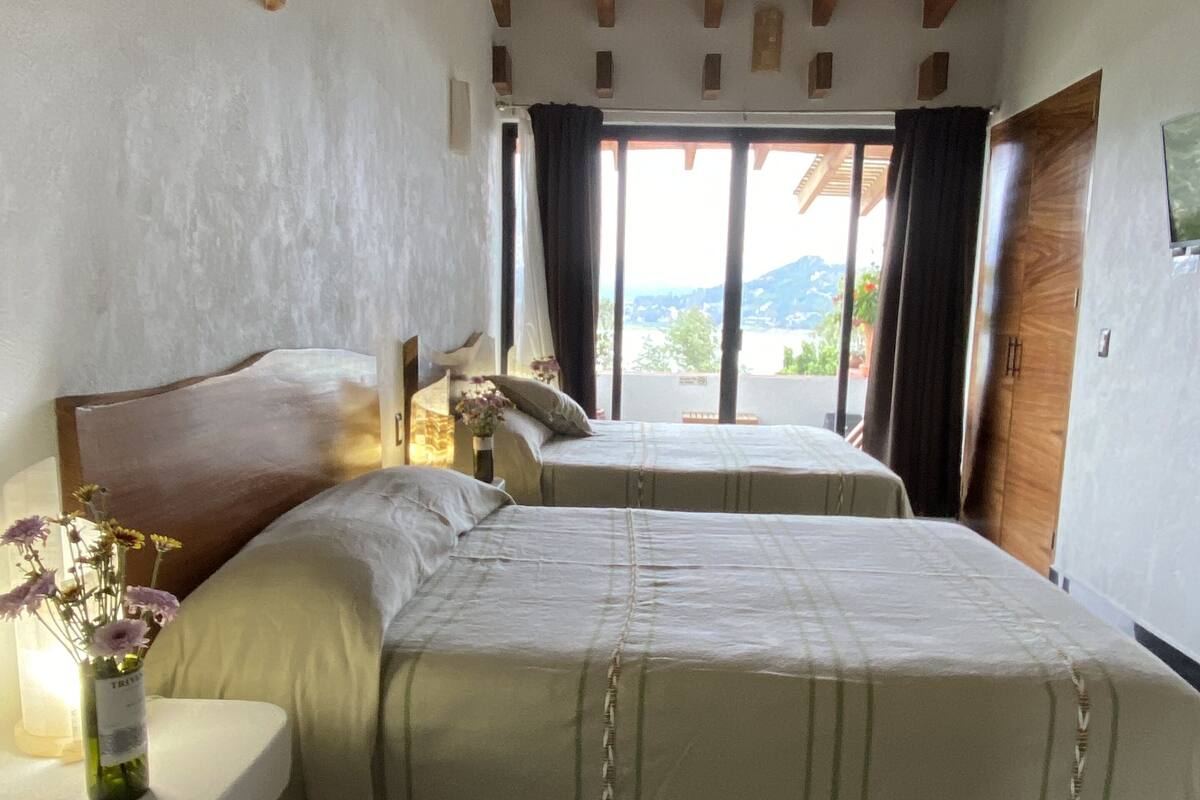 Habitación cuádruple Confort | Caja fuerte, mobiliario individual, cortinas opacas