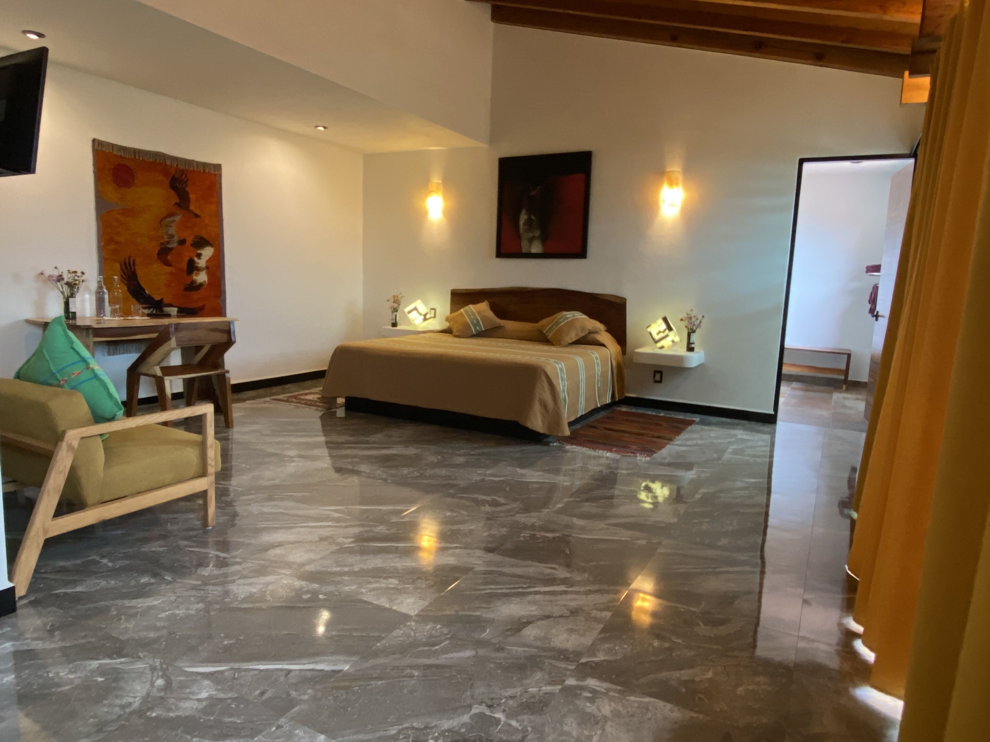 Habitación doble | Caja fuerte, mobiliario individual, cortinas opacas