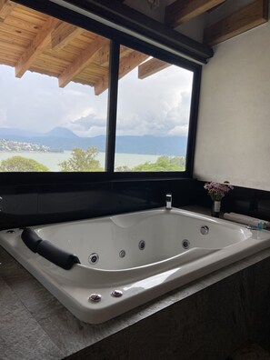 Habitación doble superior | Baño | Ducha y cabezal de ducha tipo lluvia