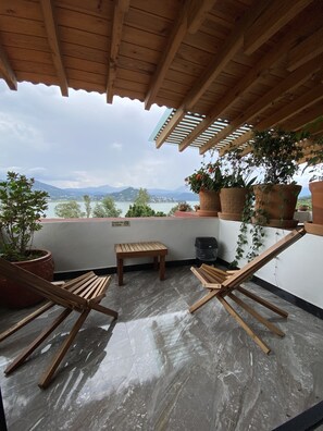 Habitación cuádruple Confort | Caja fuerte, mobiliario individual, cortinas opacas